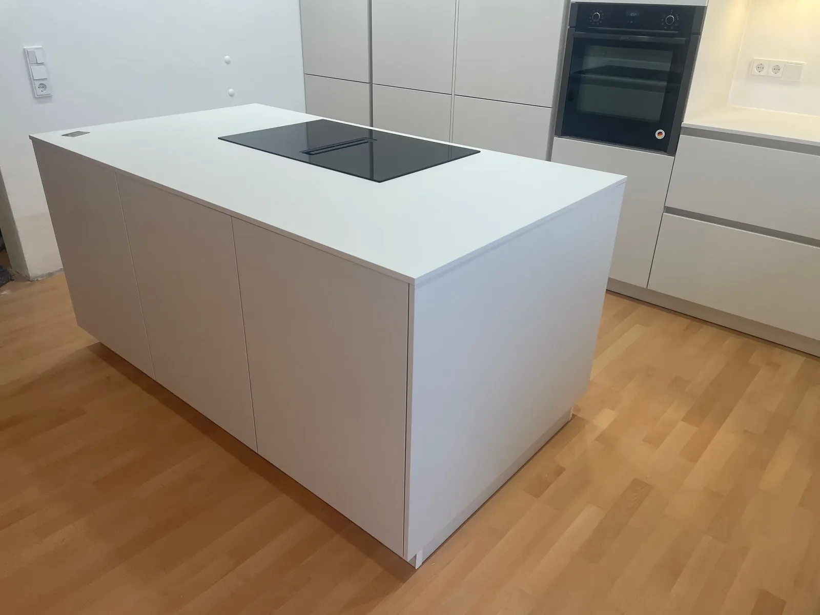 Muschelweiße Kücheninsel – Detailansicht