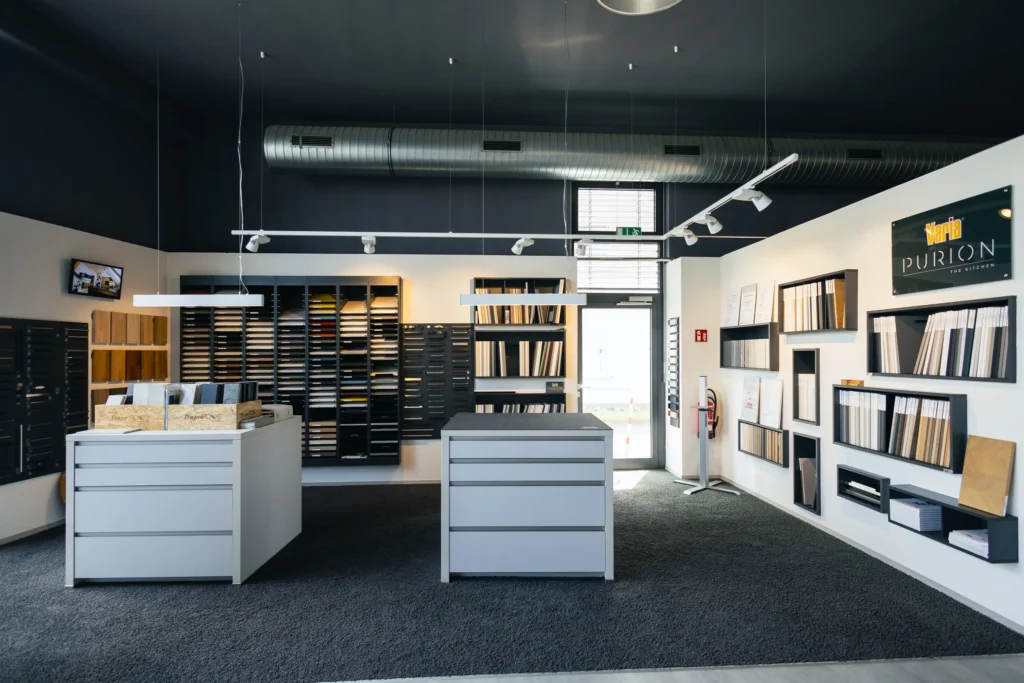 Planungsbereich im Küchenstudio Scholl Küchen mit Musterwand für Fronten und Arbeitsplatten